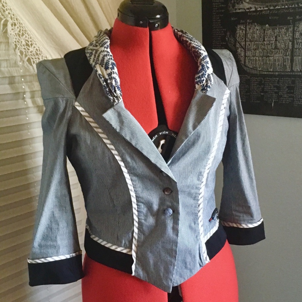 Victorian Style 3/4 Length Sleeve Blazer